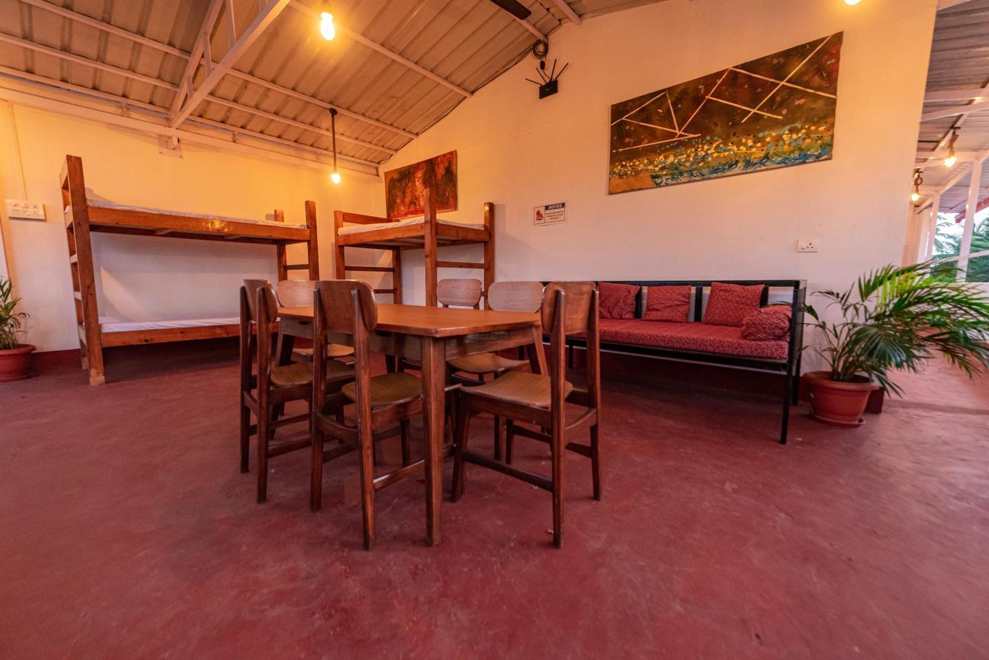 Hotel La Paulo'S Near Beach Resort Morjim Kültér fotó