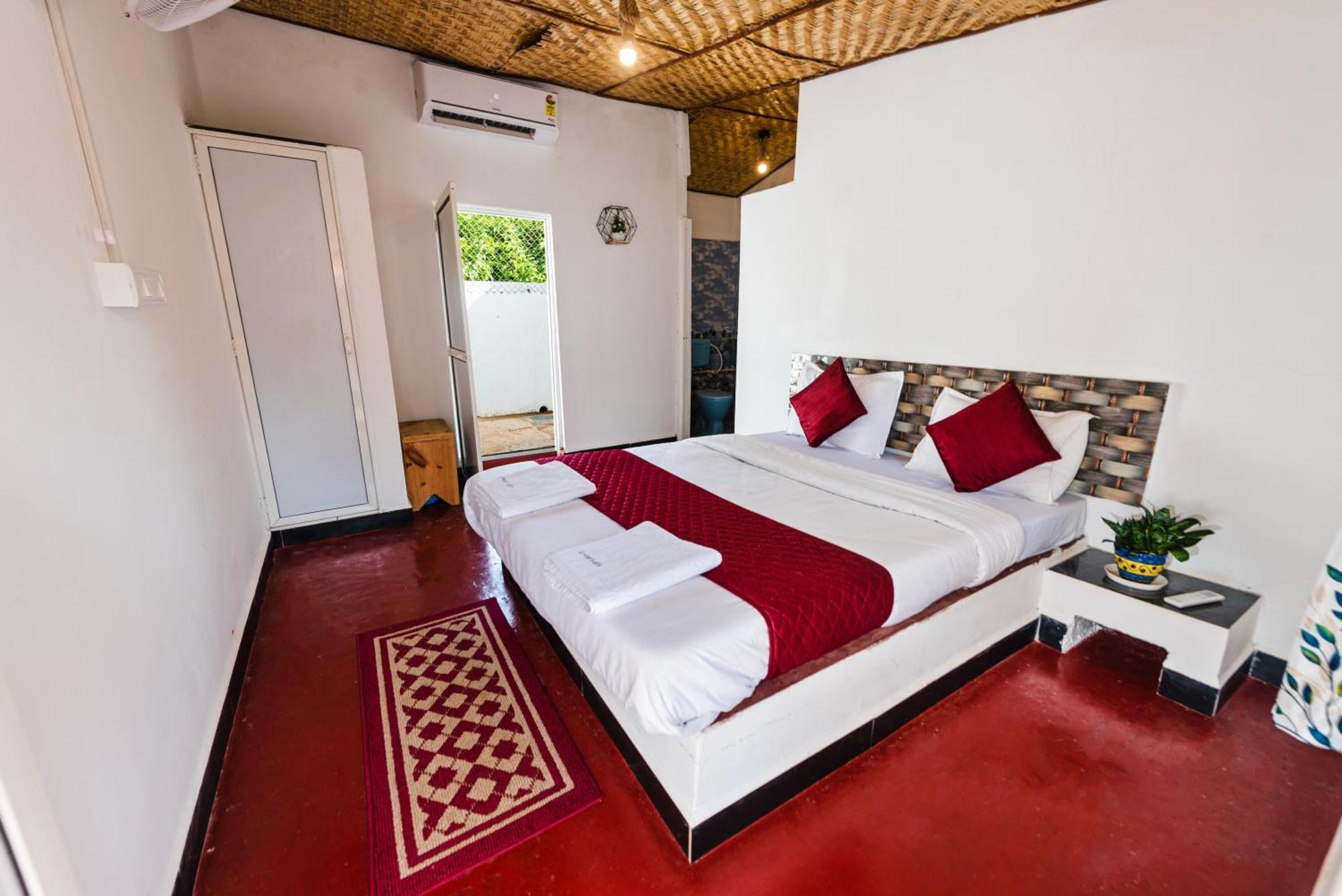 Hotel La Paulo'S Near Beach Resort Morjim Kültér fotó